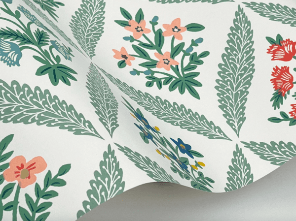 Floral wallpaper with green leaves.